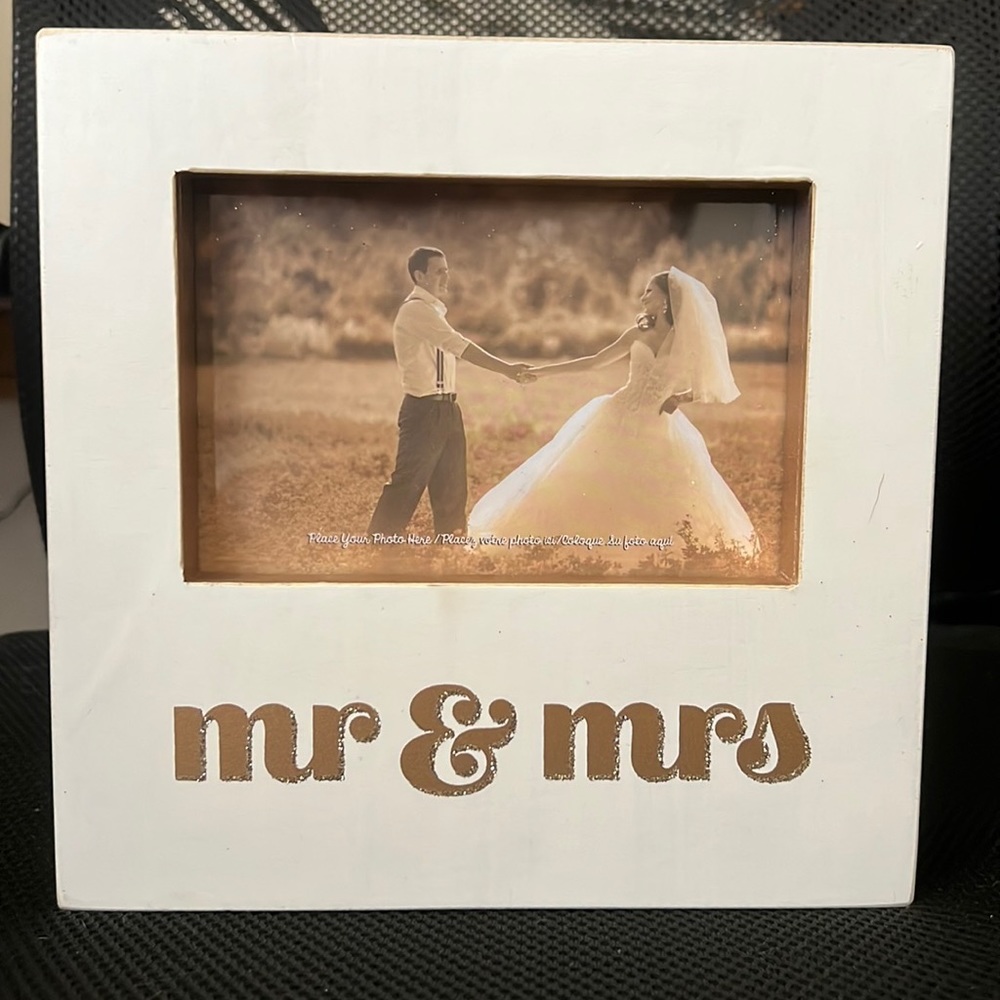 NWT Mr & Mrs picture frame